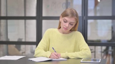 Günlük Yaratıcı Kadın Not Defterine Yazıyor