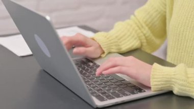 Dizüstü bilgisayarda yazan kadını kapat