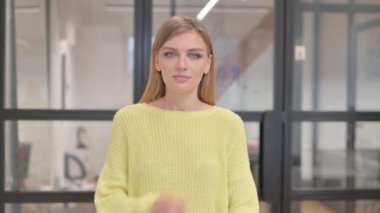 gülümseyen sarışın genç kadın portresi