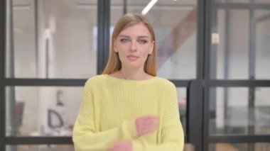 Kendinden emin Sarışın Kadın Portresi