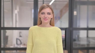 Merhaba demek için el sallayan sarışın kadının portresi.
