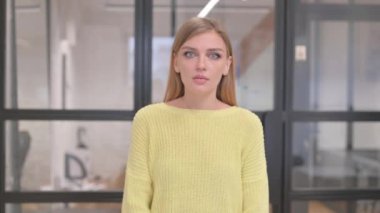 Başarısızlığa Tepkili Sarışın Genç Kadın Portresi