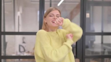 Dans Eden Sarışın Kadın Portresi