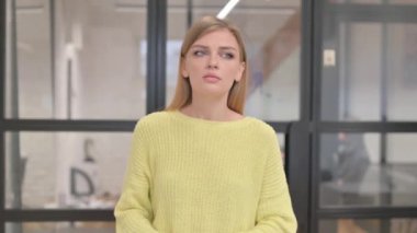 Bekleyen Sarışın Genç Kadının Portresi Zamanı Kontrol Ediyor