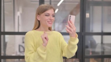 Sarışın Genç Kadın Akıllı Telefon 'da Video Sohbeti Yapıyor