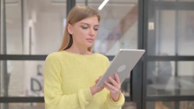 Dijital Tablet kullanan Sarışın Genç Kadın Portresi