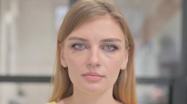 Sarışın Kadın 'ın Ciddi Yüzü' nün Kapanışı