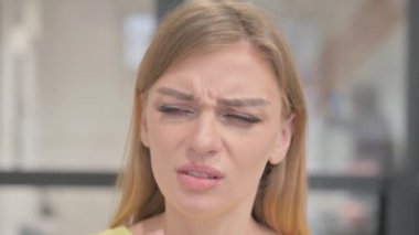 Diş Ağrısı ve Enfeksiyon Olan Kadın 'ın Yüzü