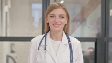 Gülümseyen Sarışın Kadın Doktor 'un Portresi