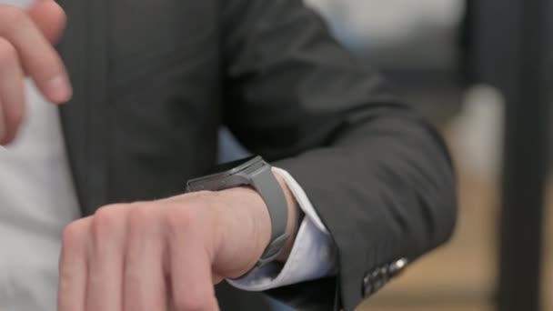 Närbild Medelålders Affärsman Med Smart Watch — Stockvideo