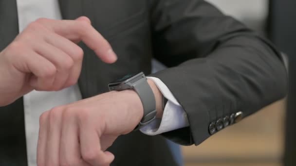 Κοντινό Πλάνο Του Ανδρικού Χεριού Χρήση Smart Watch — Αρχείο Βίντεο