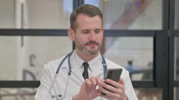 Πορτρέτο Του Μεσήλικου Γιατρού Χρησιμοποιώντας Smartphone — Αρχείο Βίντεο