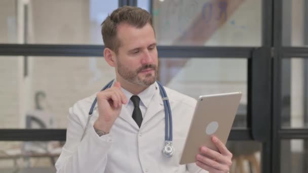 Μεσήλικας Γιατρός Κάνει Βίντεο Chat Στο Tablet — Αρχείο Βίντεο