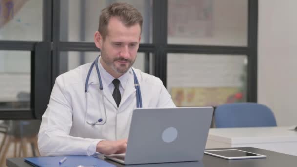 Μεσήλικας Γιατρός Κουνώντας Κεφάλι Στην Άρνηση Στην Εργασία — Αρχείο Βίντεο