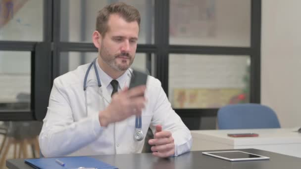 Μεσήλικας Γιατρός Μιλάει Στο Τηλέφωνο — Αρχείο Βίντεο