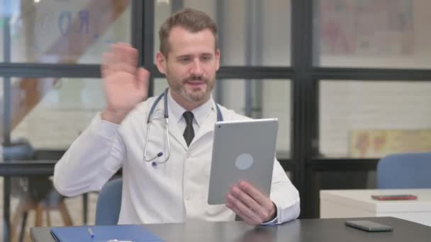 Μεσήλικας Γιατρός Κάνει Βίντεο Chat Στο Tablet — Αρχείο Βίντεο