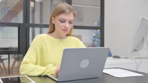 Молода Блондинка Працює Ноутбуці — стокове відео