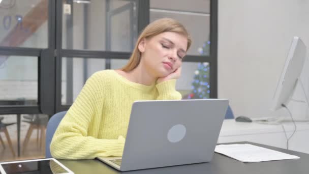 Cansada Joven Rubia Durmiendo Trabajo — Vídeos de Stock