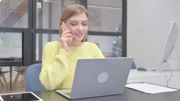 Jovem Loira Mulher Falando Telefone Trabalho — Vídeo de Stock