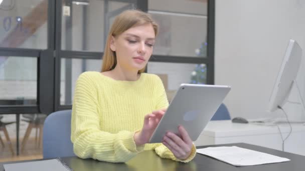 Jonge Blonde Vrouw Met Behulp Van Digitale Tablet — Stockvideo