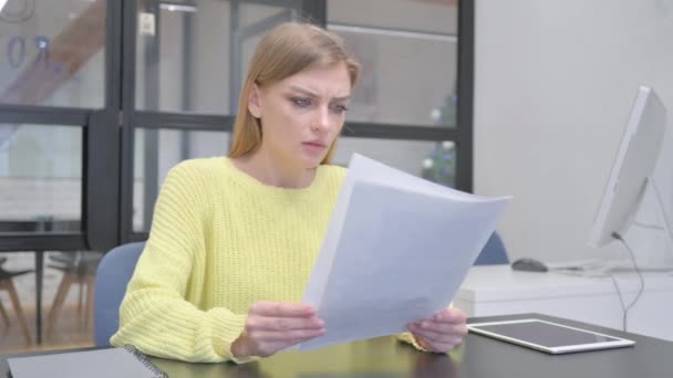 Junge Blonde Frau Fühlt Sich Beim Lesen Des Vertrages Gestört — Stockvideo
