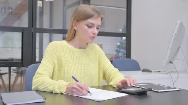 Young Blonde Woman Doing Financial Calculations — Stock Video