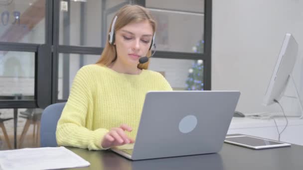 Υπάλληλος Τηλεφωνικού Κέντρου Γυναικών Ακουστικά Που Εργάζονται Φορητό Υπολογιστή — Αρχείο Βίντεο