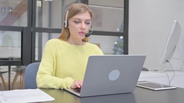 Női Call Center Alkalmazott Headset Beszélgetés Közben Video Chat — Stock videók