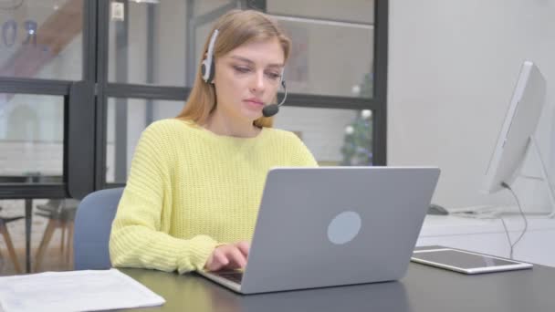 Feminino Call Center Empregado Com Fone Ouvido Olhando Para Câmera — Vídeo de Stock