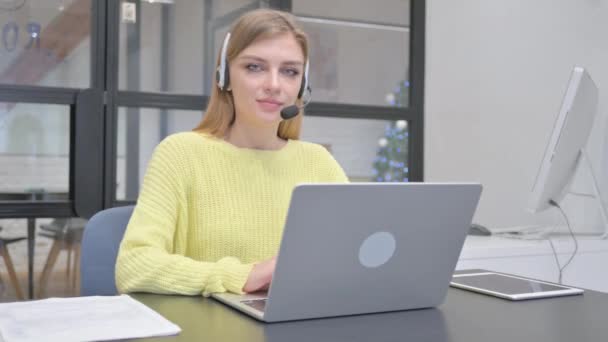 Thumbs Female Call Center Employee Ακουστικά Στην Εργασία — Αρχείο Βίντεο