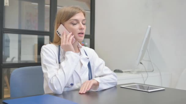 Female Doctor Talking Phone Patient — Stockvideo