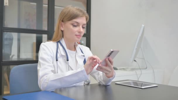 Medico Femminile Utilizzando Smartphone Navigazione Online — Video Stock