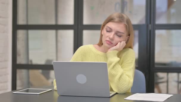 Uyuyan Yaratıcı Kadın Ofiste Oturuyor — Stok video