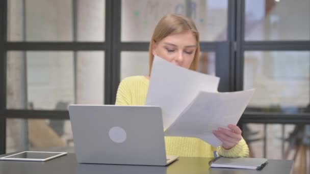 Casual Creative Woman Świętuje Podczas Pracy Nad Dokumentami Laptopem — Wideo stockowe