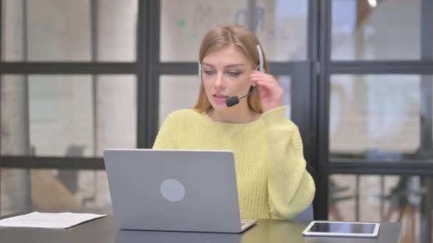 Ξανθιά Γυναίκα Ακουστικά Στο Τηλεφωνικό Κέντρο Μιλώντας Κατά Διάρκεια Της — Αρχείο Βίντεο