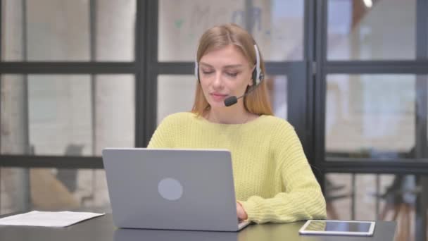 Thumbs Blonde Woman Ακουστικά Στο Call Center Work — Αρχείο Βίντεο