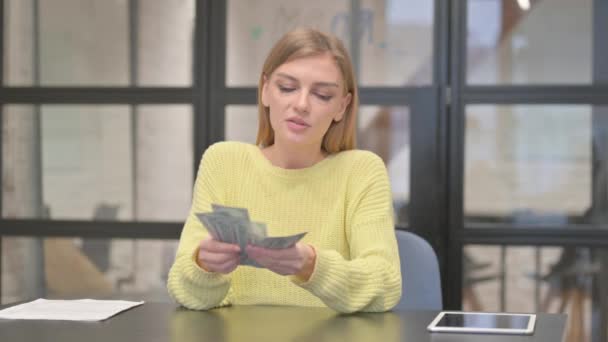Щаслива Випадкова Творча Жінка Підраховує Гроші Офісі — стокове відео