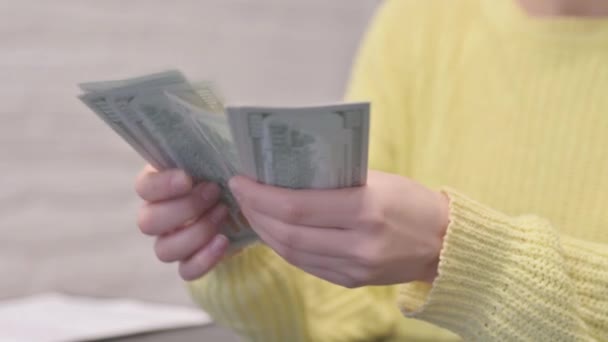 Крупним Планом Жінка Підраховує Гроші — стокове відео