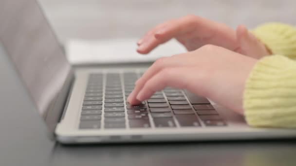 Widok Boku Kobiety Ręce Wpisując Laptopie — Wideo stockowe