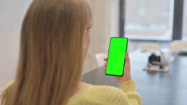 Kvinna Använda Telefon Med Grön Skärm Chroma Key — Stockvideo