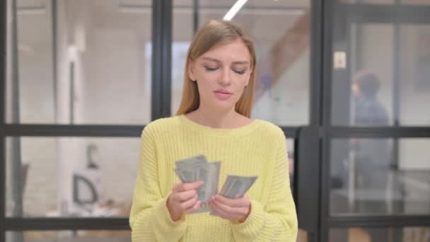 Portrait Blonde Young Woman Counting Money — Stock Video