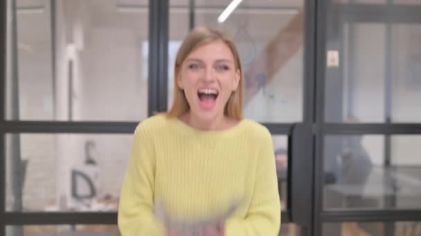 Retrato Una Joven Rubia Disfrutando Lluvia Dinero — Vídeo de stock