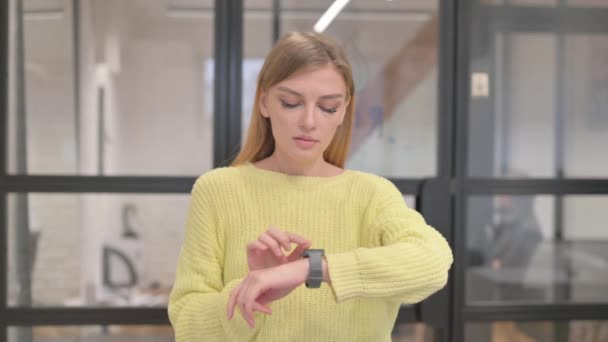 Porträtt Blond Ung Kvinna Med Smart Watch — Stockvideo