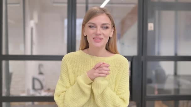 Blondynka Młoda Kobieta Rozmawia Aparacie Wideo Czat — Wideo stockowe