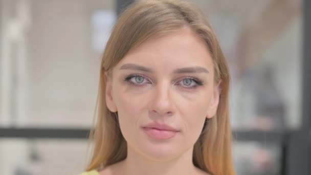 Detailní Záběr Šokované Tváře Blondýny Mladé Ženy — Stock video
