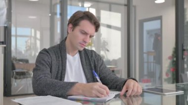 Genç Adam Ofiste Mektup Yazıyor