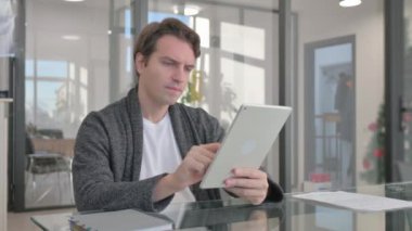 Ofiste Dijital Tablet kullanan genç adam