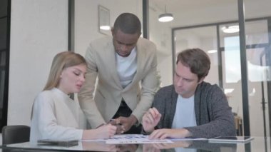 Karışık Irk Girişimcileri Ofiste İş Tartışıyor