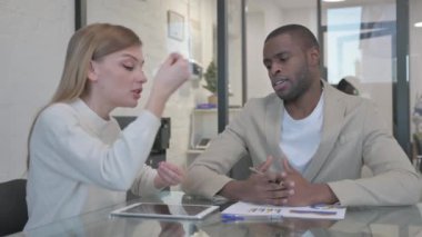 Afrikalı Takım Arkadaşı ile Kızgın Kadın Tartışıyor