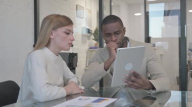 Office tablet üzerinde çalışan iş adamları
